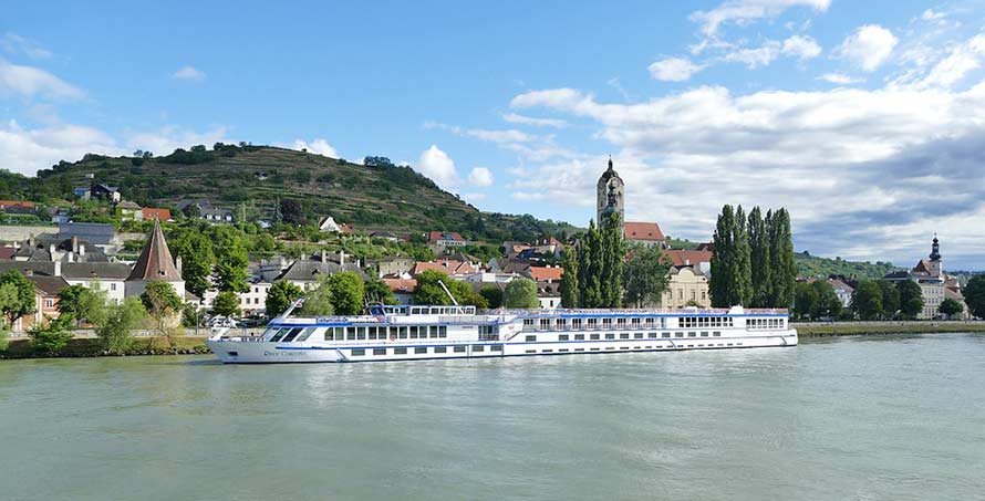Mit der Fähre in die Wachau Hintergrundbild